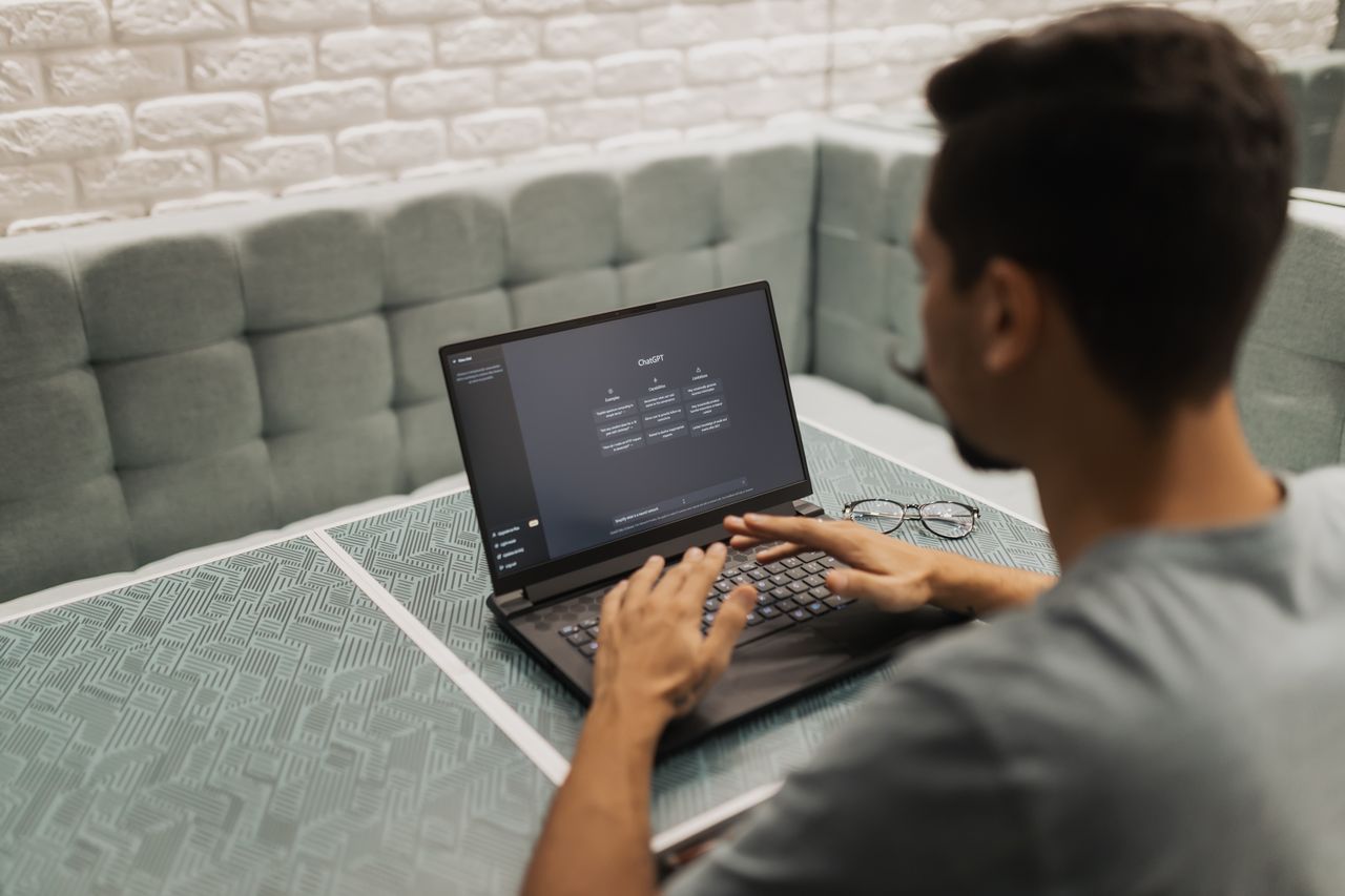 Persona revisando estrategias para ganar dinero por internet desde su laptop