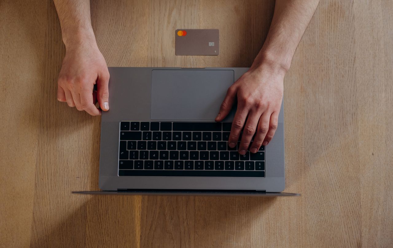 Persona comprando un curso online que otra persona creo a través de systeme.io