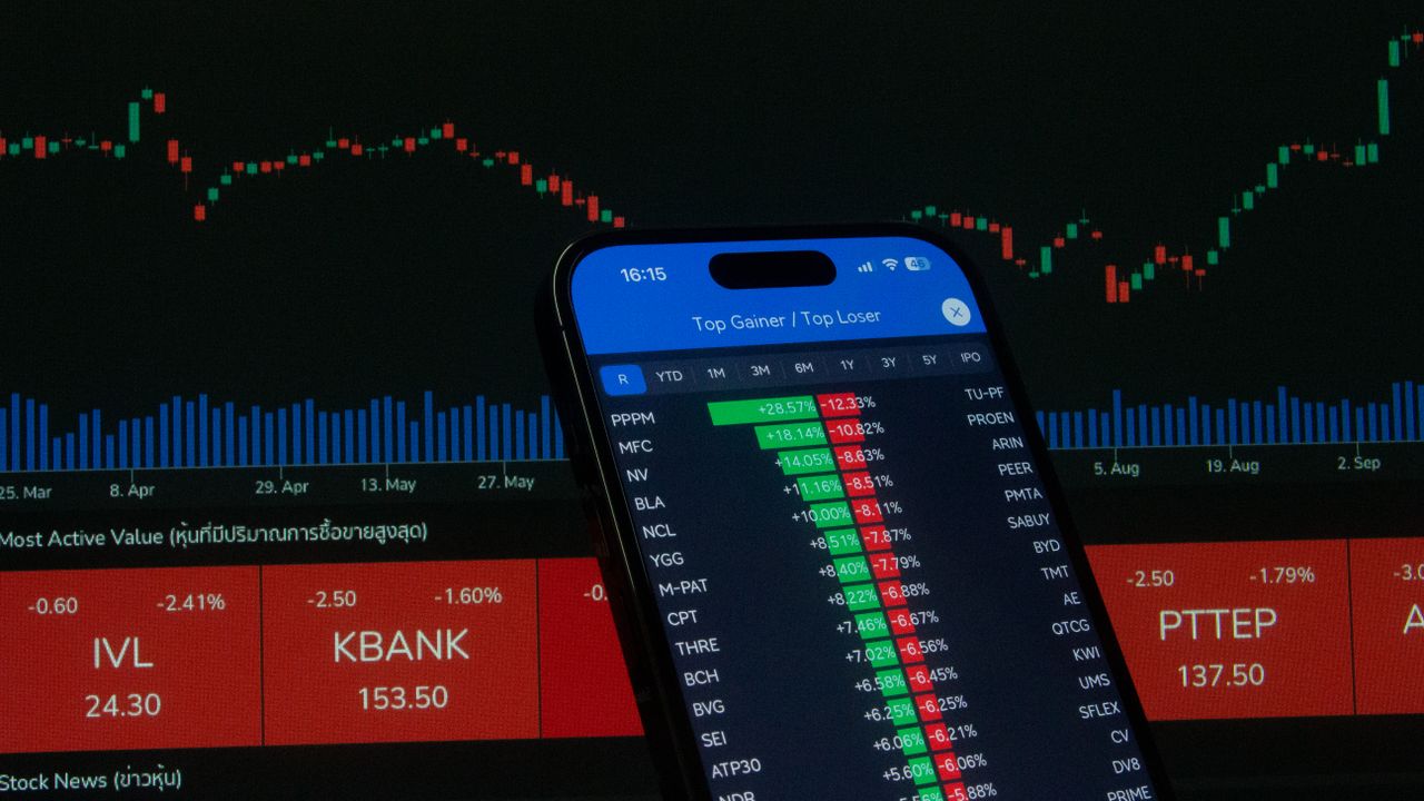 Pantalla muestra rendimiento en inversiones en bolsa de valores