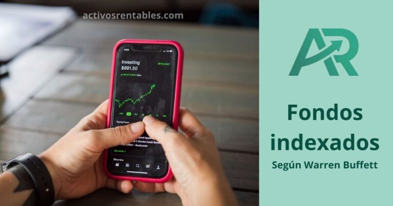 Persona revisando inversión en fondos indexados desde su teléfono móvil