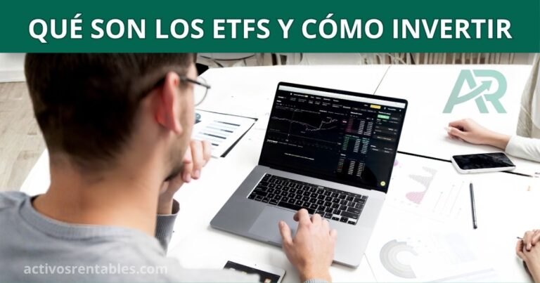 Persona mirando la pantalla analizando Qué son los ETFs y cómo empezar a invertir con poco capital