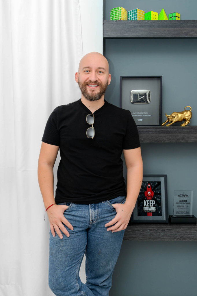Fotpgrafia de Sebastian Celis, creador del curso invirtiendo desde cero