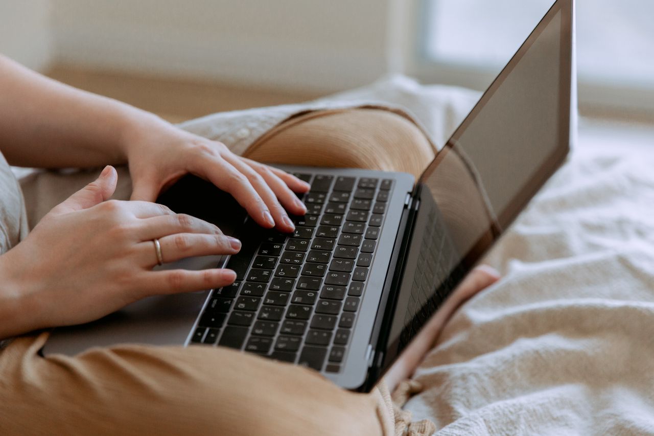 Mujer en su computadora buscando formas de ganar dinero online