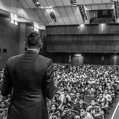 Pedro Castre en un auditorio dando una conferencia en libertad financiera