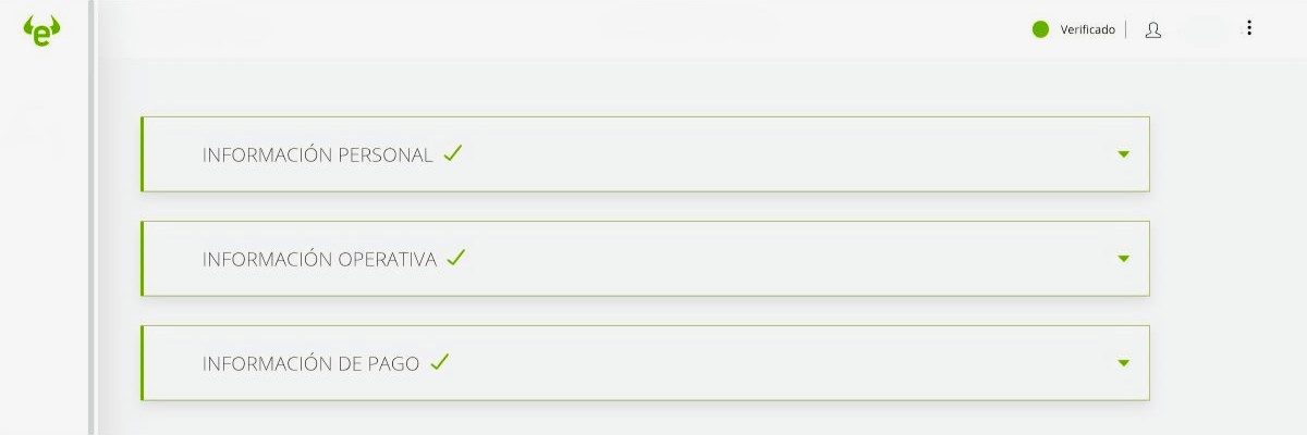 Centro de verificación de eToro mostrando las tres secciones completadas: información personal, operativa y de pago