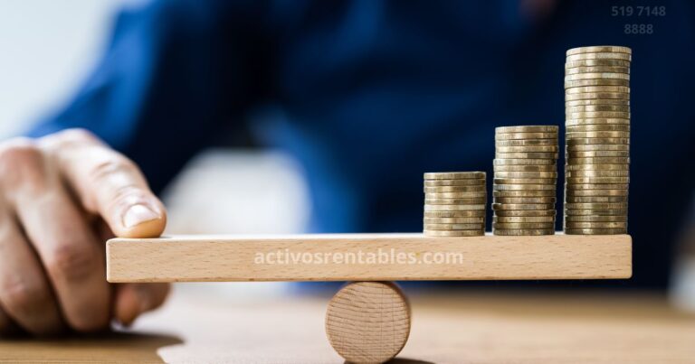 Balanza de madera con monedas apiladas en distintos niveles, representando el concepto de apalancamiento financiero