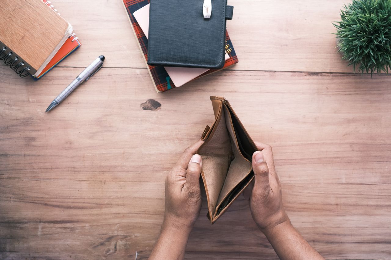 Billetera vacía sobre escritorio representando los errores comunes al no pagarte a ti mismo primero
